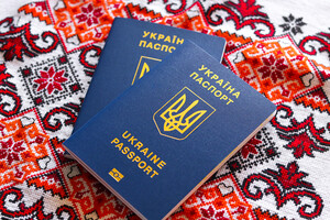 С оформлением паспортов за границей были проблемы. В МИД Украины отреагировали