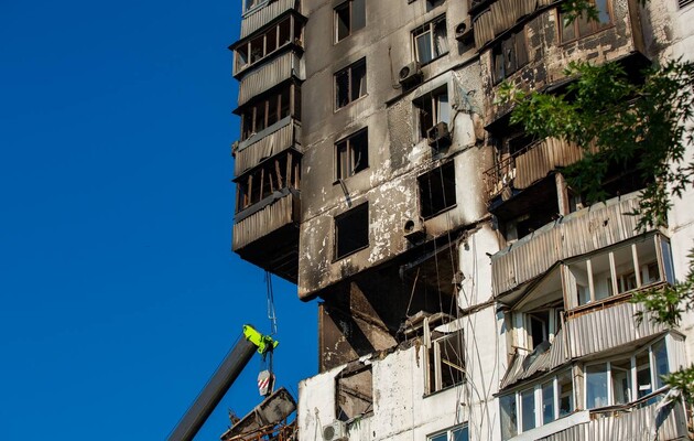 В Киеве из-под завалов достали тело третьего погибшего