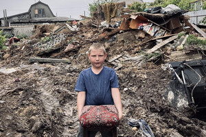 Мальчик с табуретом: Reporters собрал истории с улицы, затопленной подрывом Каховской ГЭС