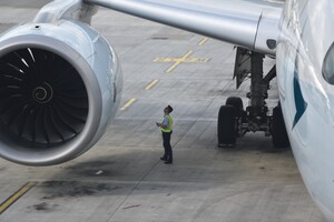 Работника аэропорта в США засосало в двигатель самолета – он погиб