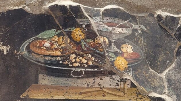 Археологи нашли в Помпеях фреску с изображением «далекого предка» пиццы