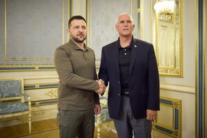 Майк Пенс, который сейчас борется за пост президента США, посетил Украину