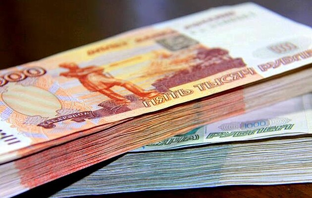 Рубль продовжує дешевшати через заколот 