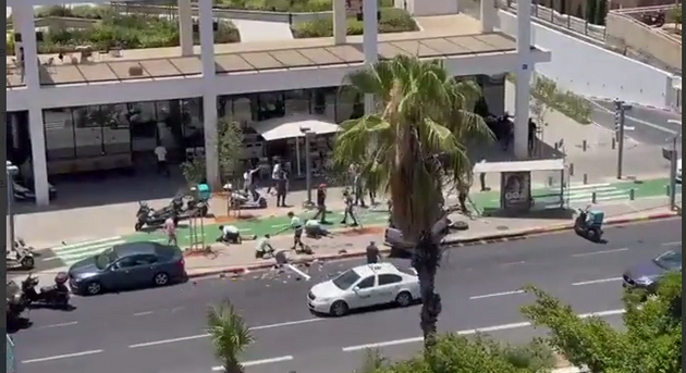В Тель-Авиве мужчина сбил автомобилем пешеходов и напал на людей с ножом