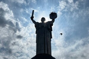 В столице демонтируют советский герб на монументе «Родина-Мать»