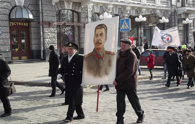 Ставлення до Сталіна в Україні впало до різко негативного, в Росії тенденція протилежна