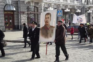 Отношение к Сталину в Украине упало до резко негативного, в России тенденция противоположна