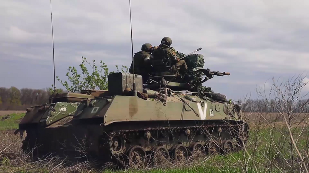 Российские войска перебрасывают боеприпасы и танки через Мариуполь