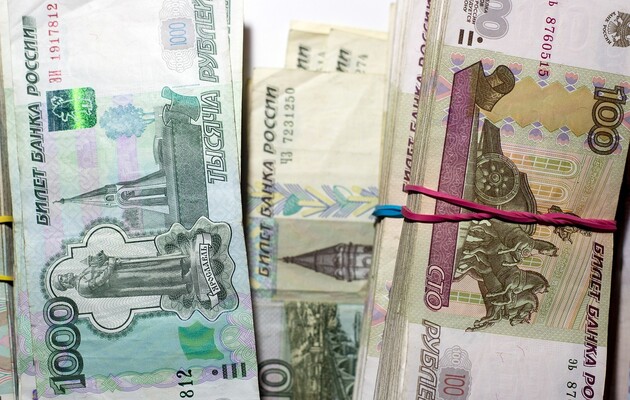 Санкції душать Росію та її рубль – Bloomberg
