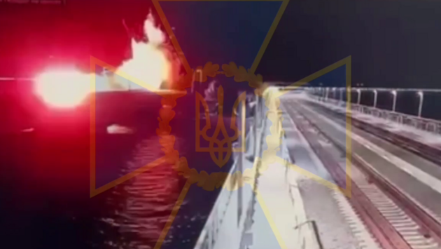 З'явилося ще одне відео удару по Кримському мосту. Цього разу по автомобільній частині