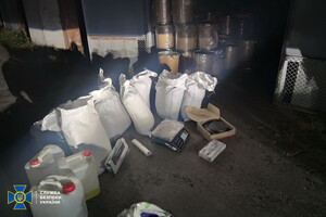 У Київській області затримали наркоділків: СБУ вилучила 20 тонн прекурсорів 
