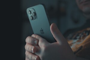 Будильник під подушкою: Apple попросила тримати iPhone подалі від тіла під час зарядки