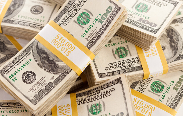 Покупка валюты онлайн: как изменится курс доллара из-за послабления Нацбанка 
