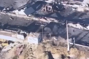 Защитники показали, как дроном уничтожили российский комплекс 