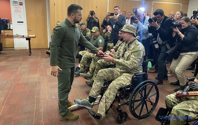 Зеленский посетил раненых украинских военных в больнице Нью-Йорка