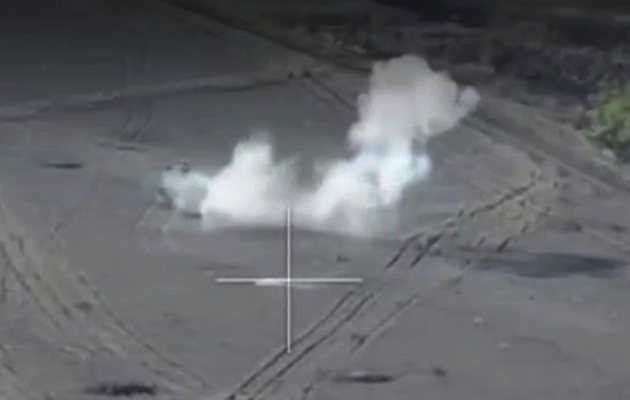 Українські війська зафільмували удар дроном по ворожому танку