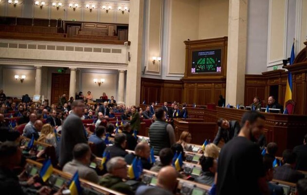 Зеленский подписал закон о возобновлении финансовой отчетности партий