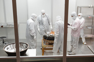 Черная пыль и обломки: NASA начало исследовать капсулу с образцами астероида Бенну