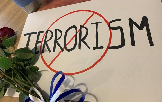 Россиянка пришла к посольству Израиля с плакатом против терроризма, но ее задержали за дискредитацию армии РФ