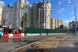 В Киеве на строительстве развязки упал кран