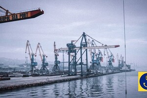 Окупанти завантажують три судна в порту Маріуполя - Андрющенко