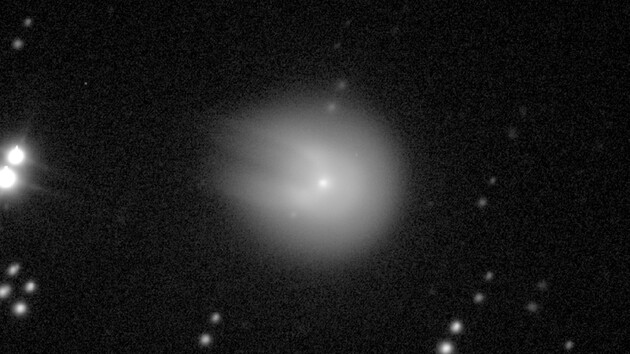 Комета, которая мчится к Земле, отрастила «рога»