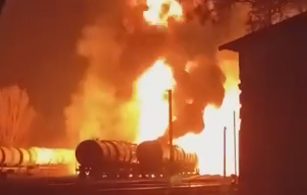 В Донецке загорелись цистерны на ж/д станции после возможных 