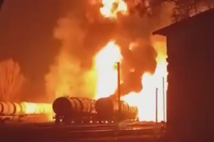 В Донецке загорелись цистерны на ж/д станции после возможных 