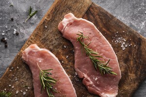 Мясо подешевело: в Украине в октябре снизилась средняя цена на свинину