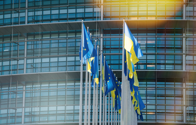 Еврокомиссия будет рекомендовать начать переговоры о вступлении с Украиной после завершения реформ — Bloomberg