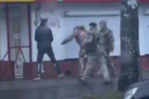 В Житомире расследуют избиения работника ТЦК. Видео демонстрирует применение силы с обеих сторон