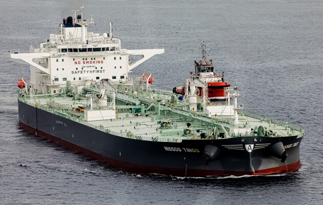 Боротьба з обходом “стелі цін” на нафту РФ: ЄС планує заборонити продаж танкерів Росії —  Reuters 