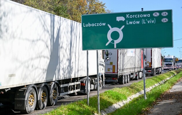 Польські перевізники блокують також на кордоні гуманітарні вантажі
