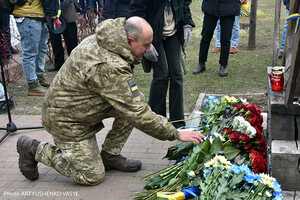 В Киеве на Аллее Героев Небесной Сотни провели молебен ко Дню Достоинства и Свободы