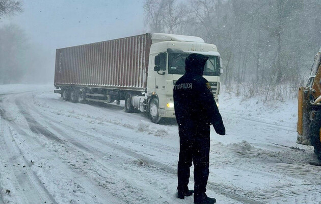 Из-за снегопада на несколько часов запретили въезд крупногабаритного транспорта в Киев