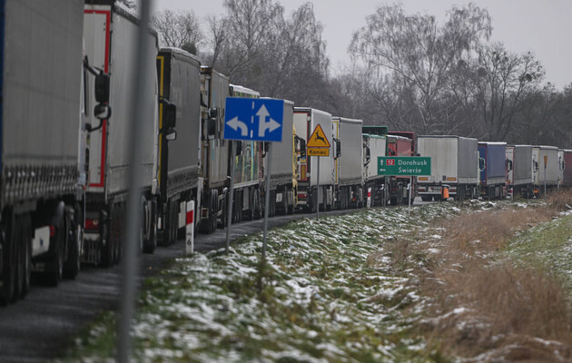 Водители, ожидающие на украинско-польской границе, объявили голодовку 