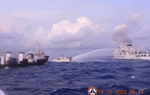 Филиппины заявляют, что китайская береговая охрана уже второй день применяет водометы против их судов
