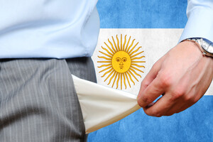 Аргентина девальвирует песо более чем на 50%