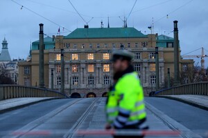 Чехия оплакивает жертв стрельбы в Карловом университете: суббота объявлена днем траура