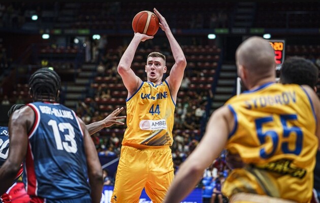 В НБА появился третий баскетболист сборной Украины