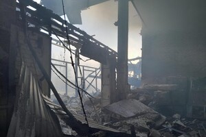 Оккупанты уничтожили ударами три базы гуманитарной помощи в Херсоне