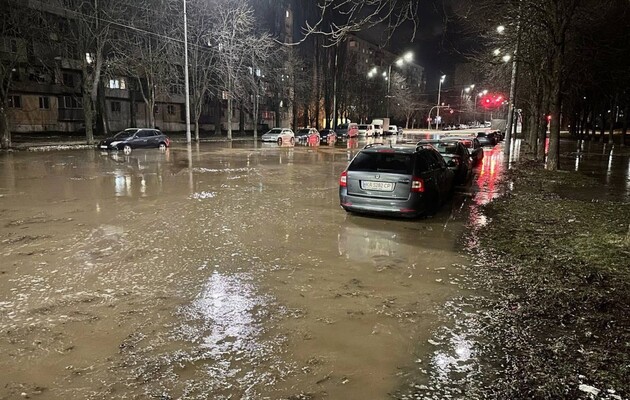 У Києві прорвало каналізацію, Борщагівку залило нечистотами, які можуть перетворитися на смердючу ковзанку