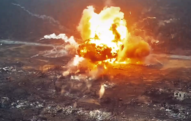 Розірвало на атоми: морпіхи FPV-дроном ефектно знищили російський танк