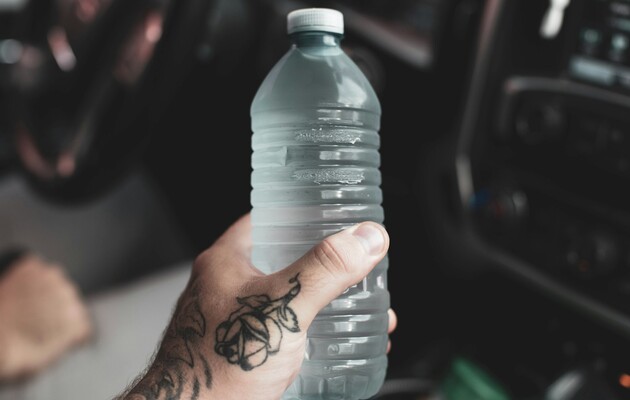 В бутилированной воде обнаружено огромное количество нанопластика – ученые