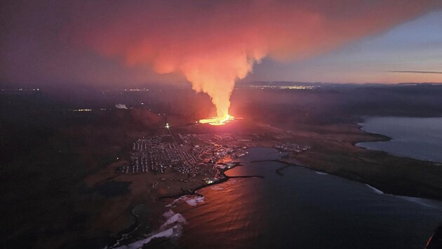 В Исландии продолжается извержение вулкана: лава достигла города, загорелись дома