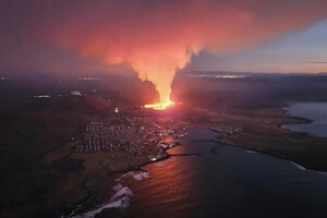 В Исландии продолжается извержение вулкана: лава достигла города, загорелись дома