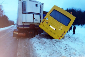 В Черниговской области произошло ДТП между школьным автобусом и грузовиком. Есть пострадавшие