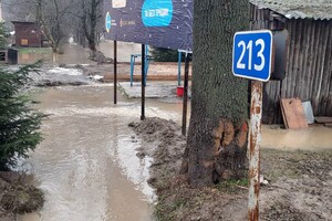 В Закарпатье существенно поднялся уровень воды в реках, подтопило некоторые дороги