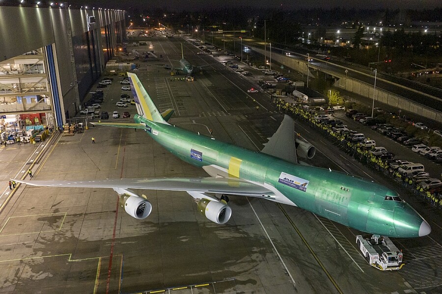 Грузовой самолет Boeing 747 совершил аварийную посадку из-за пожара двигателя