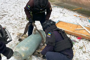 Знайдену в Києві бойову частину російської ракети вивезли за межі міста
